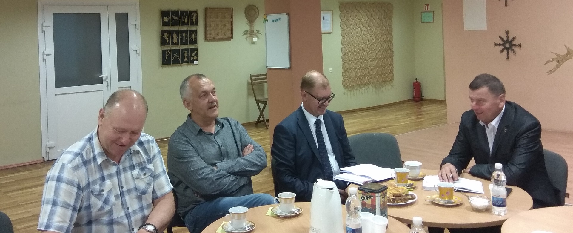 Kėdainių rajono vadovai – meras Valentinas Tamulis (dešinėje) ir administracijos direktorius Arūnas Kacevičius (antras iš dešinės) susitiko su Krakių bendruomene. Dimitrijaus Kuprijanovo nuotr.