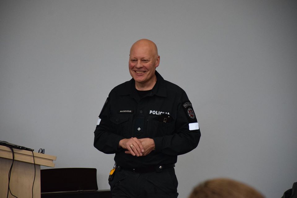 Kėdainių policijos bendruomenės pareigūnas Robertas Mackevičius primena, kad šventiniu laikotarpiu reikėtų pasisaugoti ilgapirščių, nes jiems šventės yra pats darbymetis. / Asmeninio archyvo nuotr. 