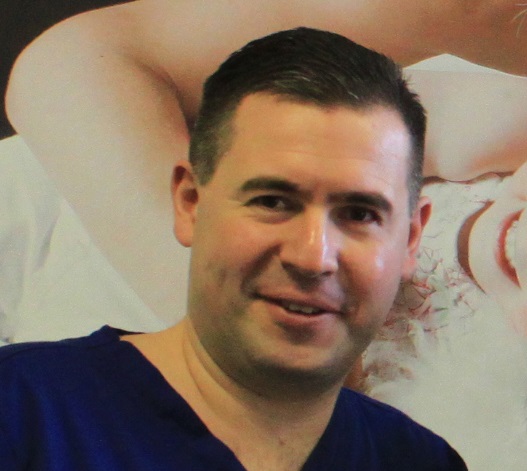 Skyriaus vedėjas Artūras Gudavičius juokauja &ndash; skyriuje arba būna visi&scaron;kas &scaron;tilis, arba supuola keli gimdymai per parą. Specialiame kalendoriuje medikai žymi, kiek kada gimė mergaičių ir kiek berniukų. &Scaron;tai per praeitą mėnesį Kėdainių ligoninėje gimė 16 mažylių. / Eglės Kuktienės nuotr.