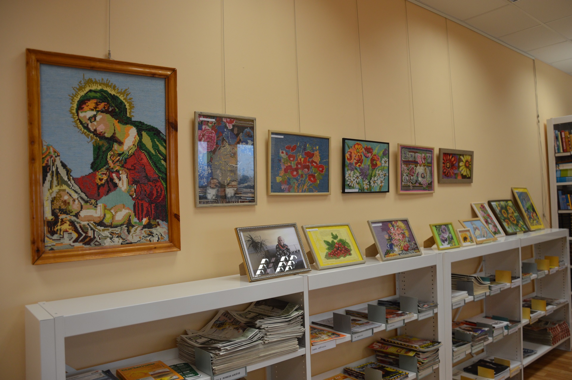Kėdainių r. savivaldybės M. Daukšos viešosios bibliotekos Šėtos filiale atidaryta debiutinė Šėtos SUC globotinės E. K. Gilienės kūrybinių siuvinėjimo kryželiu darbų paroda. / J. Gaižiuvienės nuotr. 