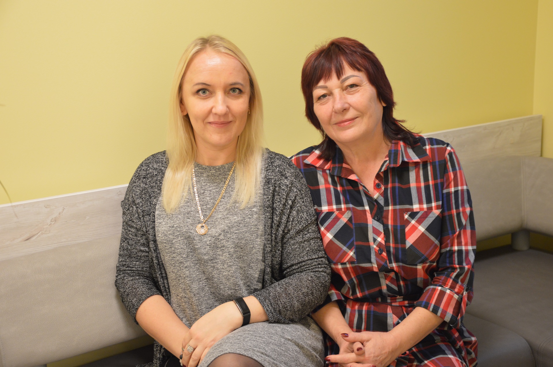 Šėtos socialinio ir ugdymo centro darbuotojos užimto specialistė Rita Pupkuvienė ir socialinė darbuotoja Vaida Žukauskienė džiaugiasi, kad jų globoje yra toks šiltas, kūrybiškas ir mandagus žmogus. / J. Gaižiuvienės nuotr. 