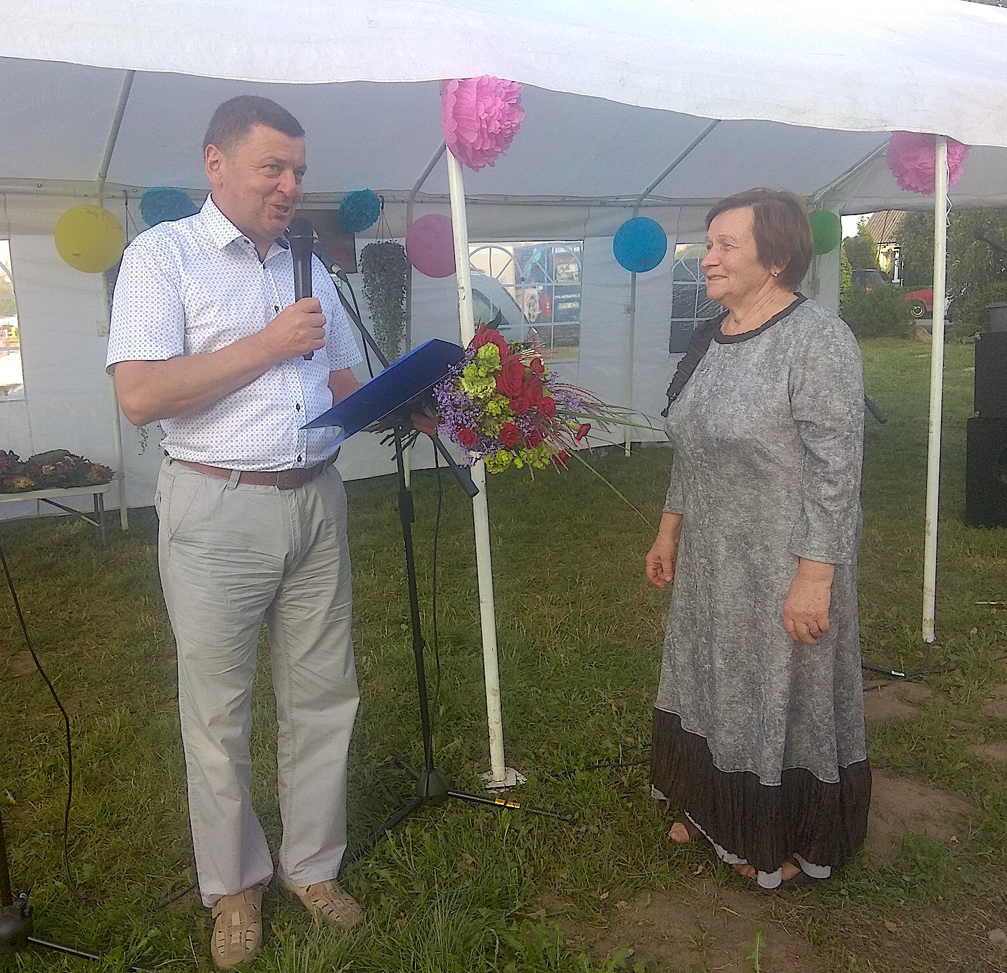 Kėdainių rajono savivaldybės meras Valentinas Tamulis dėkojo net 13 metų Medekšių bendruomenės pirmininkės pareigas einančiai Genei Strelkauskienei./ Dimitrijaus Kuprijanovo nuotr.