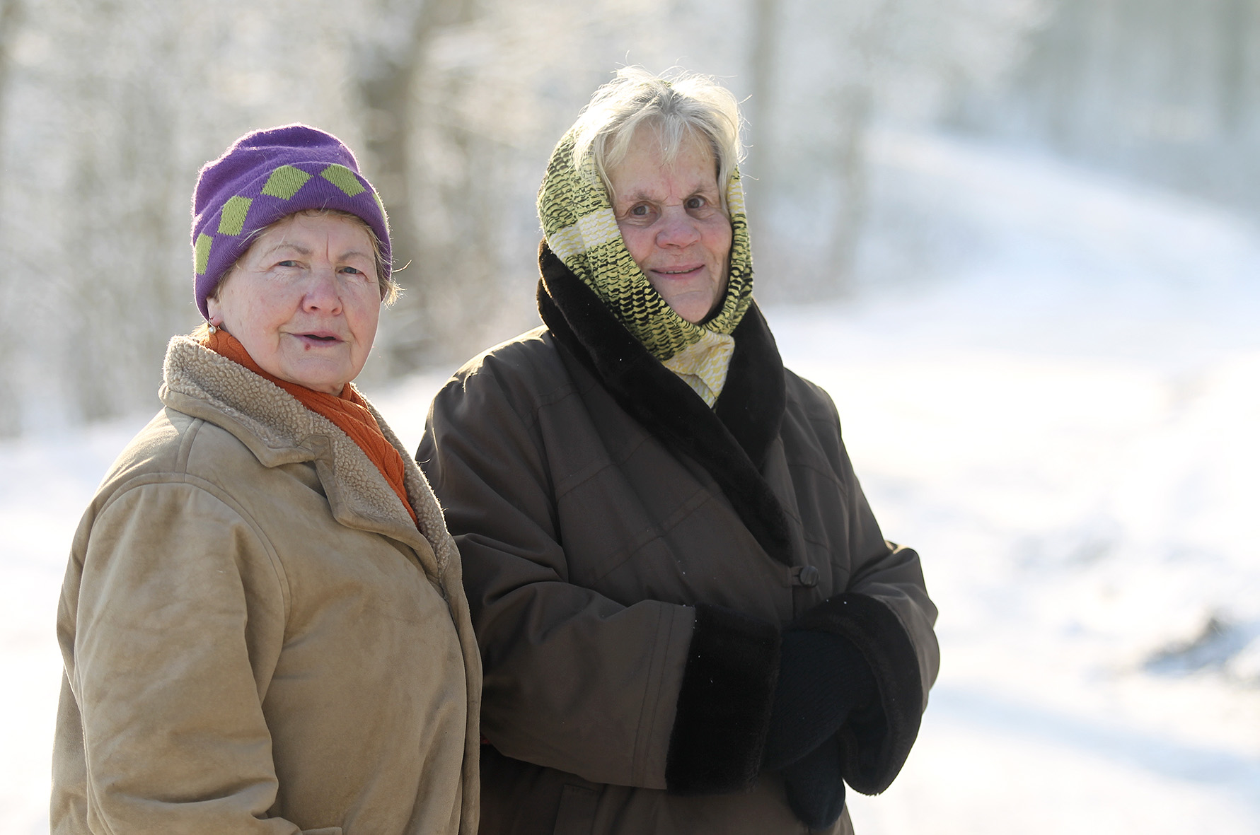 Netrukus sutinkame po kaimą už rankų susikabusias keliaujančias dvi drauges. Tai ponios Eugenija ir Galina. Moterys labai geros, pakilios nuotaikos. A. Barzdžiaus nuotr.