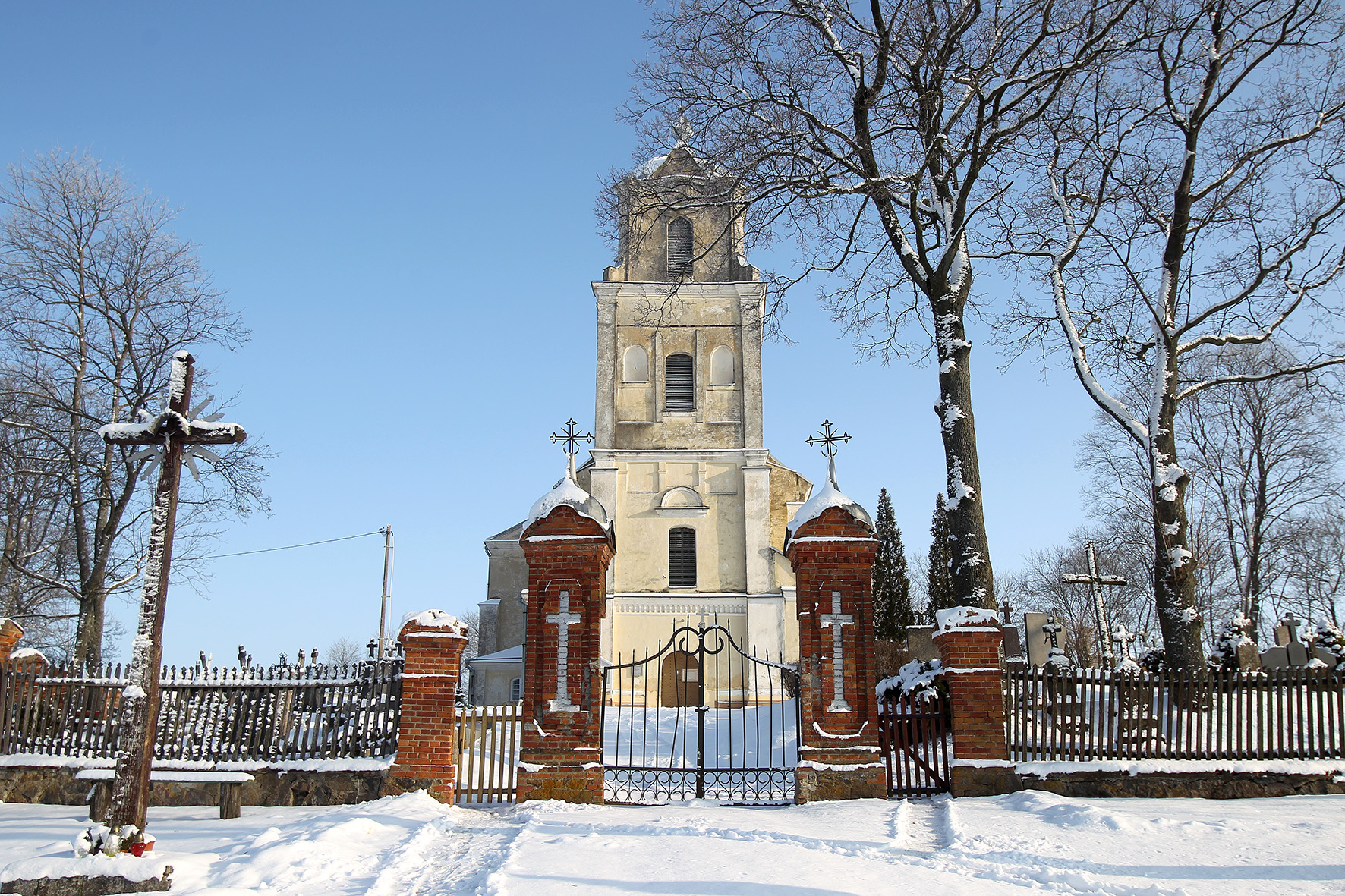 Gražiai svajojant nejučia privažiuojame didingą Apytalaukio Šv. Apaštalų Petro ir Povilo bažnyčią. Šis unikalus baroko statinys, statytas dar 1635 metais. A. Barzdžiaus nuotr.
