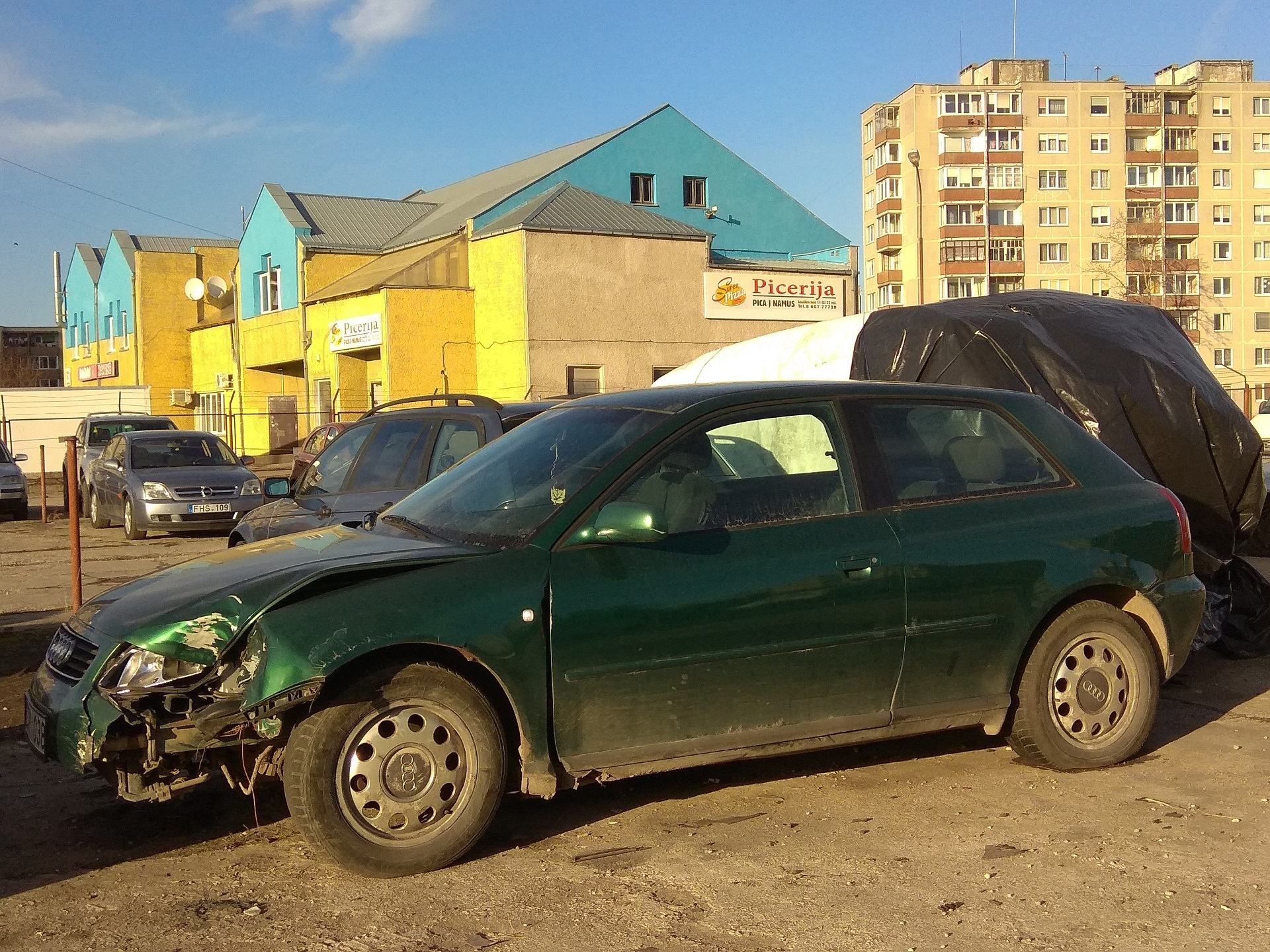 Kėdainiuose, J. Basanavičiaus ir Šėtos gatvių sankryžoje, policijos pareigūnai reaguodami į pranešimą dėl nesaugaus vairavimo, sustabdė automobilį „Audi A3“, kurio vairuotojas peršoko į automobilio galą, o keleivis, sėdėjęs galinėje sėdynėje, persėdo į vairuotojo vietą. Dimitrijaus Kuprijanovo nuotr.