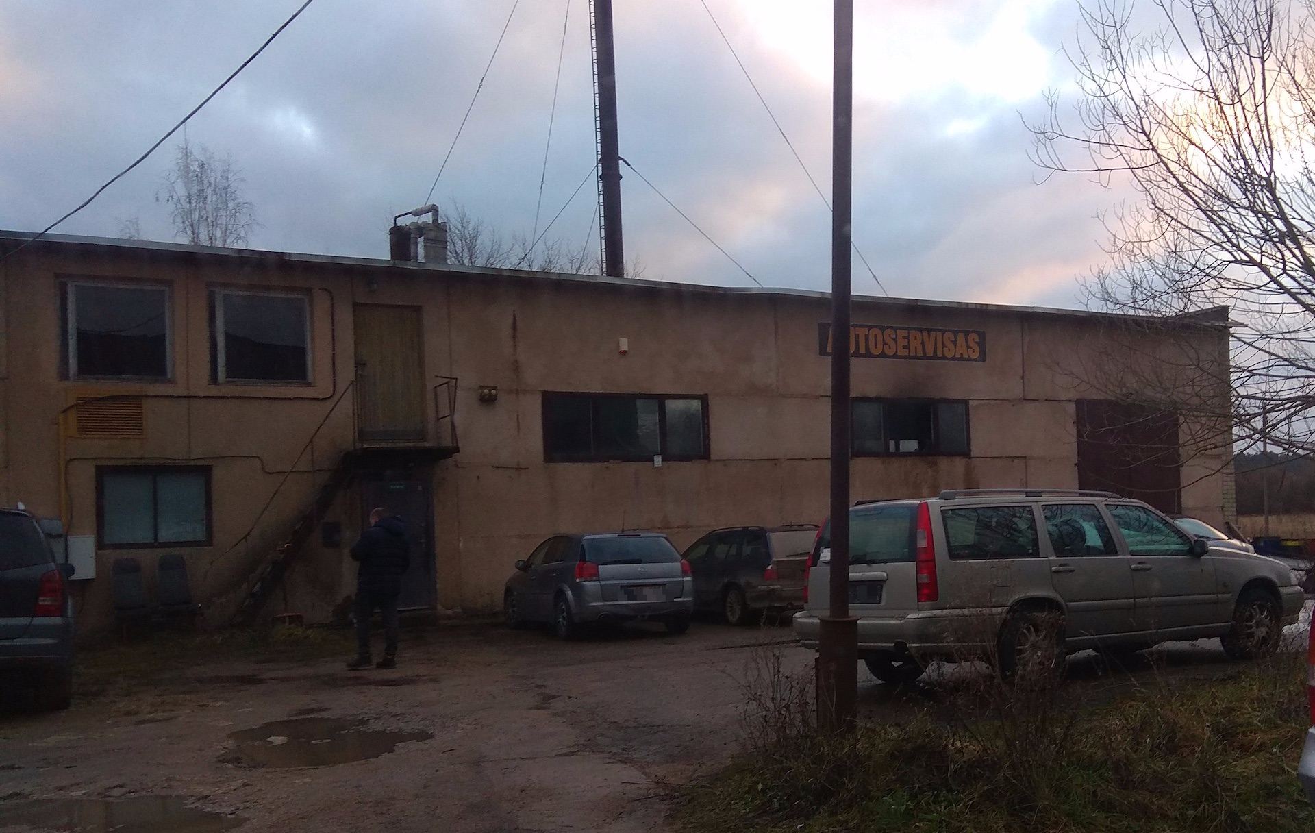 Po valandos Bendrąjį pagalbos centrą pasiekė dar vienas pranešimas. Buvo pranešta, kad Žibuoklių gatvėje dega autoserviso pastatas bei jame esanti transporto priemonė. / D. Kuprijanovo nuotr. 