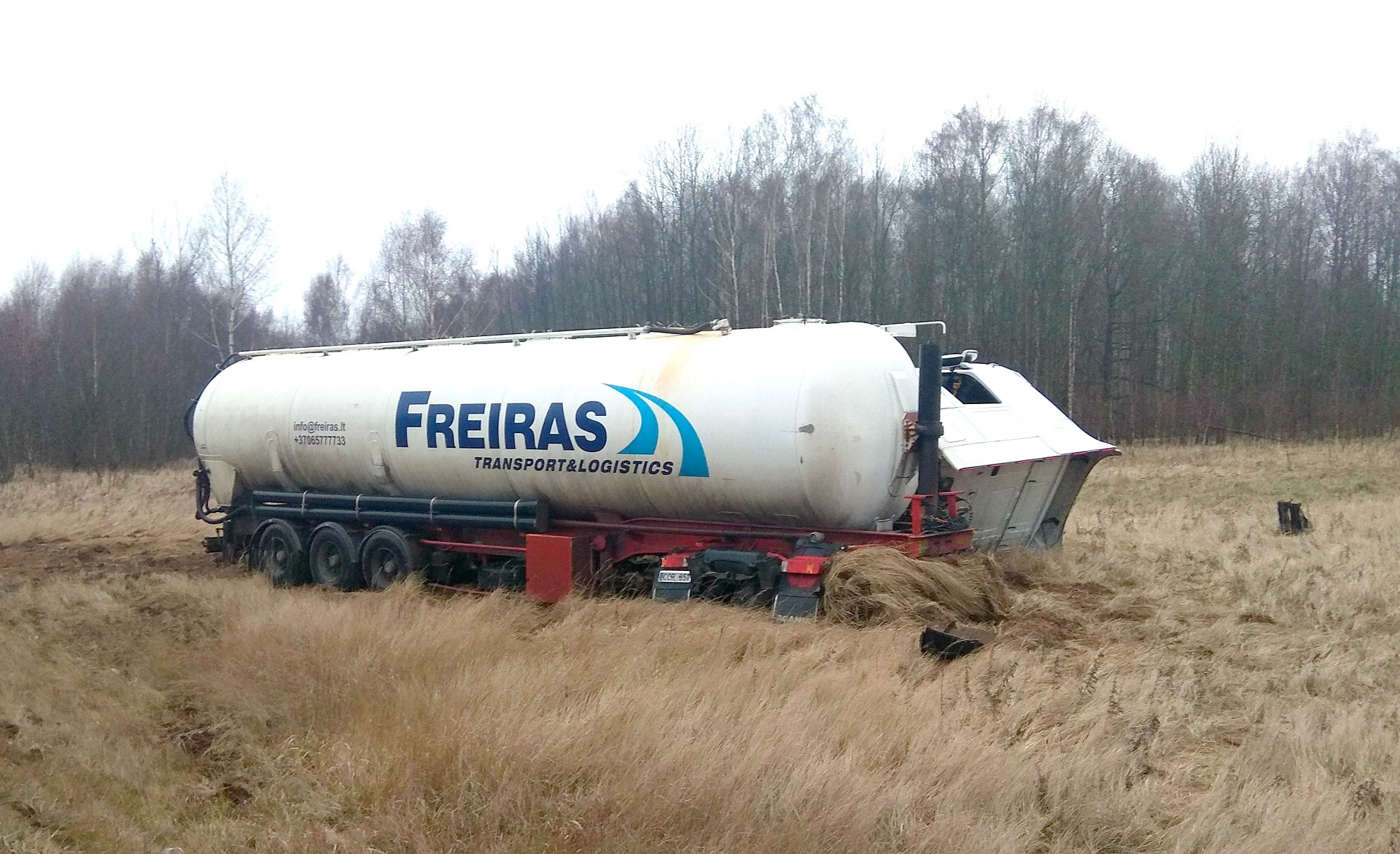 Vilkiku buvo gabenamas miltų krovinys, jis nenukentėjo. / D. Kuprijanovo nuotr. 