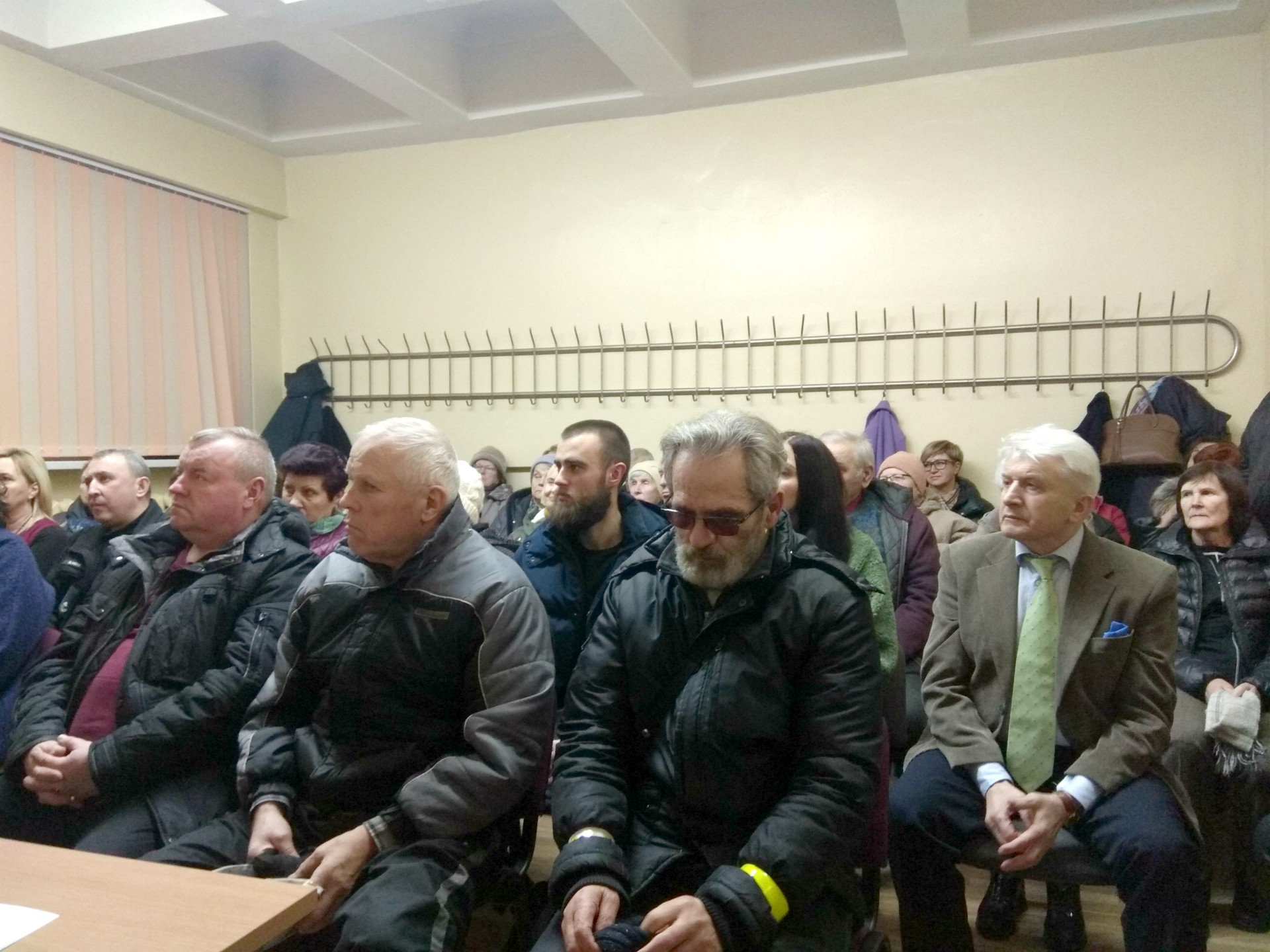 Vilainių salė lūžo nuo gyventojų – jų susirinko daugybė. Žmonės atėjo išsakyti savo bėdų pačiam policijos viršininkui bei specialistams. / D. Kuprijanovo nuotr. 