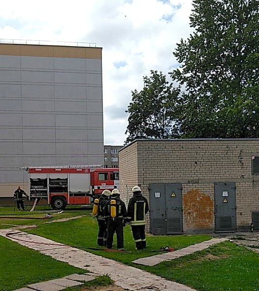 Žmonės išgirdo sprogimą, po kurio jų namuose dingo elektra. Netrukus jie pamatė, kad iš kieme esančios elektros transformatorinės virsta dūmai./ Edgaro Urbonavičiaus nuotr.