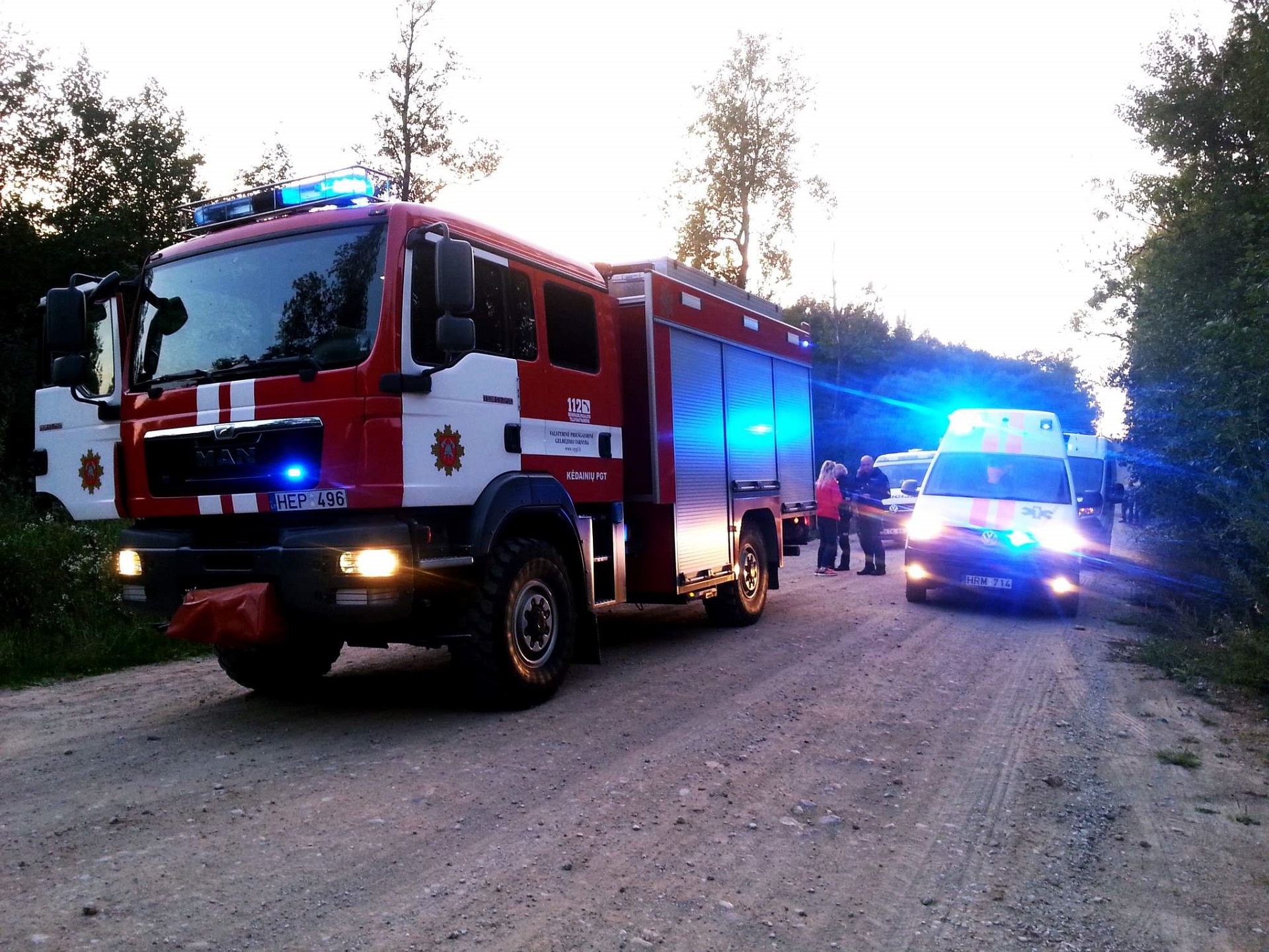 Pareigūnai išsiaiškino, kad  automobiliu važiavo vyras ir moteris. Moteris, patyrusi veido sužalojimus, nedelsiant medikų automobiliu išvežta į gydymo įstaigą. / Dimitrijaus Kuprijanovo nuotr. 