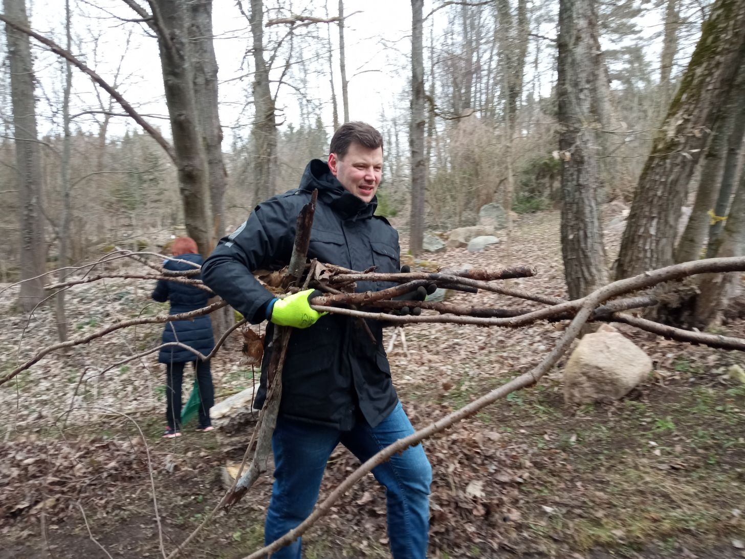 Į Skinderi&scaron;kio parko tvarkymo talką net nedvejoję atskubėjo ir Kėdainių rajono vicemeras Paulius Auk&scaron;tikalnis su žmona Giedre. Jis pasidžiaugė veikliomis ir stipriomis Kėdainių kra&scaron;to bendruomenėmis, kurios parodo, kad esant reikalui jos geba būti kaip vienas kum&scaron;tis./Dimitrijaus Kuprijanovo nuotr.
