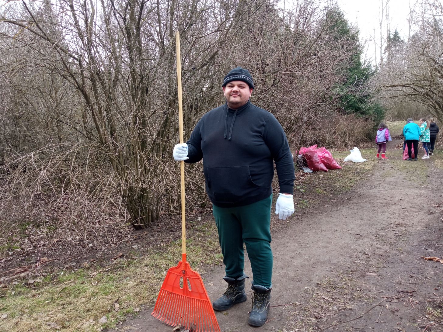 Krakių seniūnas Ernestas Barčas sakė, kad seniūnija taip pat mielai prisidėjo prie organizuojamos talkos. Seniūnija parūpino grėblius, o seniūnijos darb&scaron;tuoliai vyrai i&scaron;ve&scaron; mai&scaron;us su lapais, &scaron;akų krūvas./ Dimitrijaus Kuprijanovo nuotr.