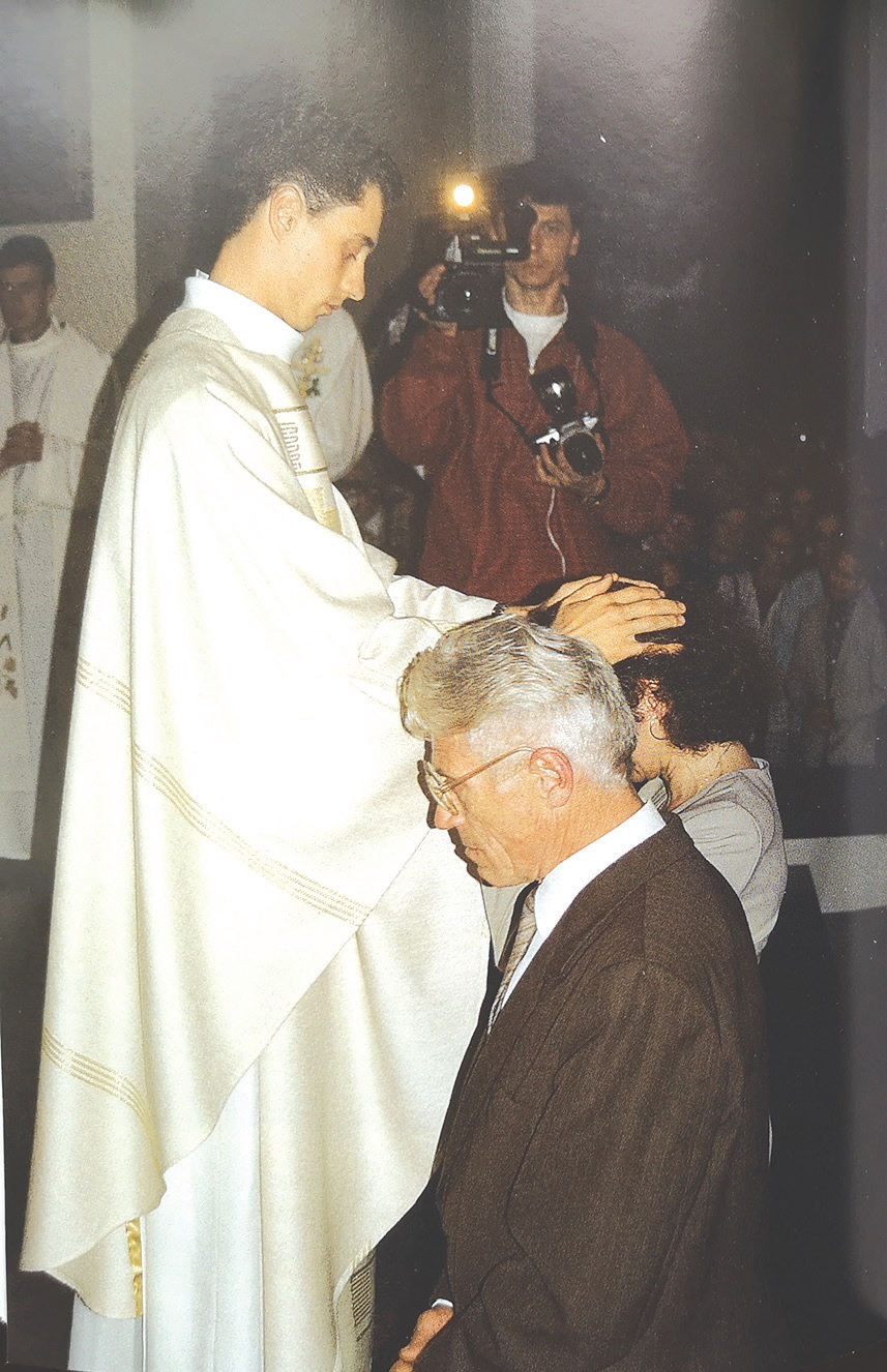 Viena iš jautriausių gyvenimo akimirkų – pirmosios mišios po įšventinimo Katedroje, tėvų laiminimas, 1998 m
