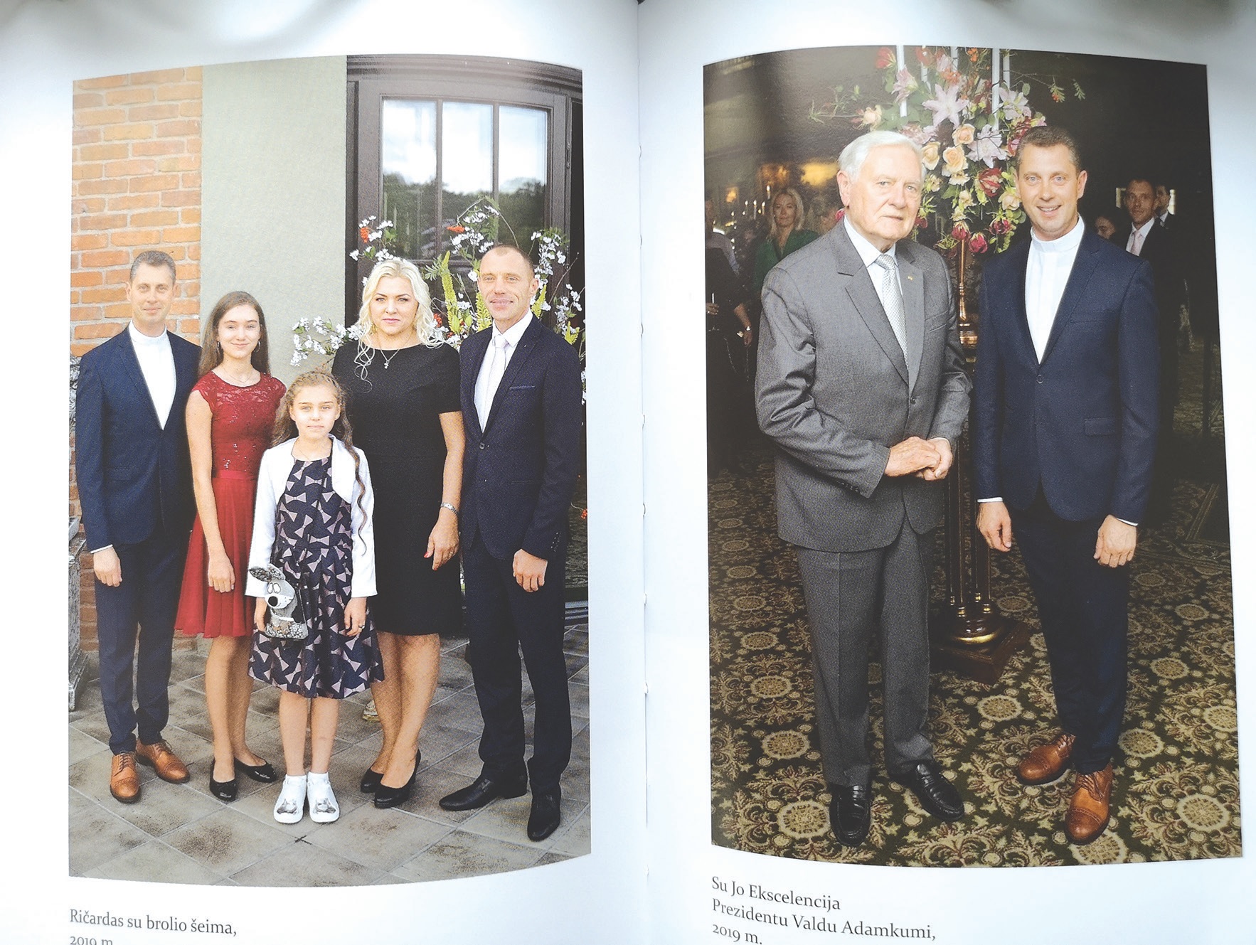 Knygos puslapiuose – ypatingi kunigo Ričardo gyvenimo momentai. Knygos puslapyje kairėje – jis su brolio šeima 2019 m. Dešinėje – su Jo Ekscelencija Prezidentu Valdu Adamkumi 2019 m.
