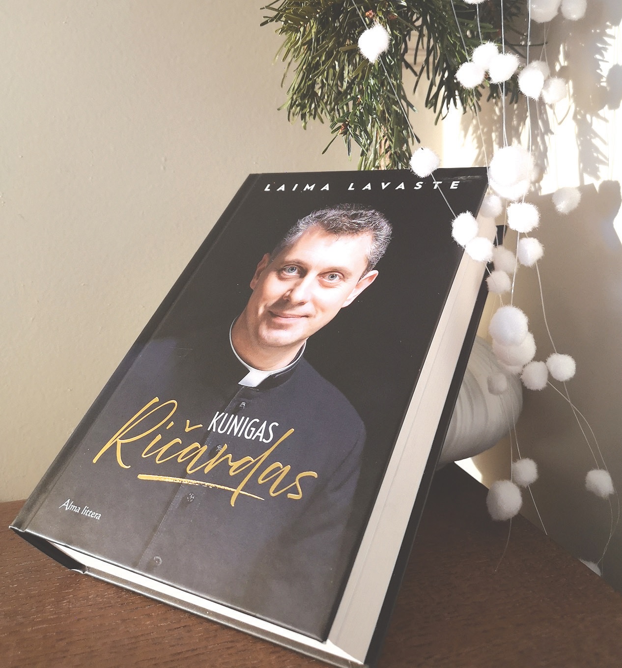 Laimos Lavastes knyga „Kunigas Ričardas“ yra kupina šviesos ir vilties. Tai – gražiausia Kalėdų dovana./Andriaus Kasparavičiaus nuotr.